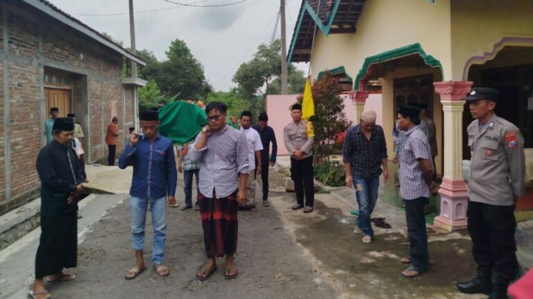 Korban meninggal dunia diduga keracunan dimakamkan pihak keluarga. (Gema Surya/Yudi)