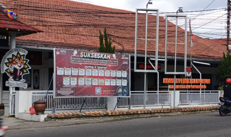 6 mobil dinas ditarik KPU Jatim dari KPU Ponorogo yang berada di Jl. Soekarno Hatta, Ponorogo. (Gema Surya/Yudi)