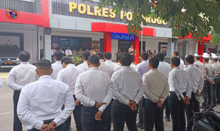 Personel gabungan sudah disiapkan untuk operasi Semeru kali ini di halaman Polres Ponorogo, Jl. Bhayangkara. (Gema Surya/Yudi)