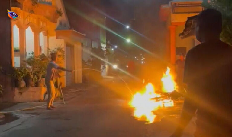 Terlihat api membakar sepeda motor milik Arif yang sebelumnya mencoba memperbaiki sendiri motornya. Namun apes, sumber api ternyata dari rokoknya. (BPBD Ponorogo)