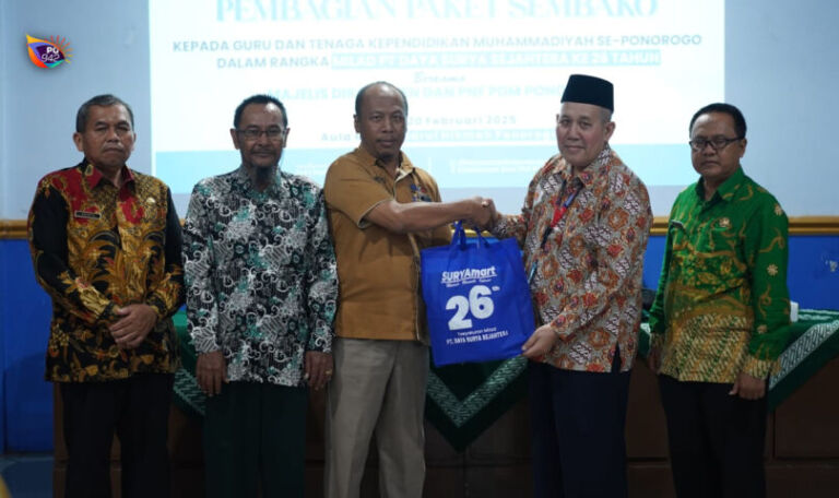 Pemberian bantuan paket sembako kepada guru dan tenaga pendidikan bertempat di aula masjid Darul Hikmah, Kamis 20 Februari 2025. (Foto/SuryaMart)