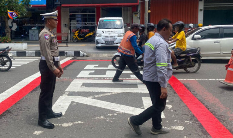 ZOSS di Jalan Jend. Sudirman depan SMPN 4 Ponorogo dicat ulang. (Gema Surya/Yudi)