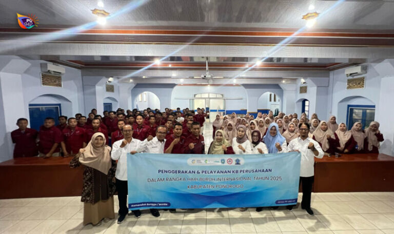 Bertempat di aula Masjid Darul Hikmah, ratusan karyawan SuryaMart dibekali ilmu kesehatan reproduksi hingga KB. (Dok. SuryaMart)