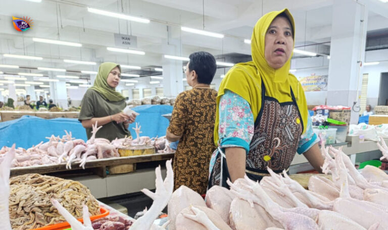 Di Pasar Legi harga daging ayam perlahan mulai turun pasca lebaran. (Gema Surya/.Yudi)