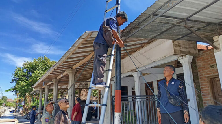 Satgas langsung beraksi dengan melakukan operasi di Jalan Menur, Ronowijayan, Siman,. (Gema Surya/Yudi)