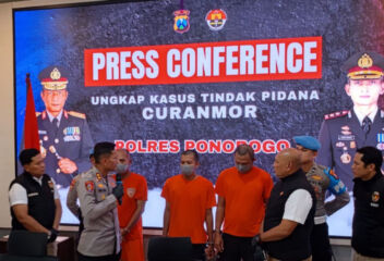 Press release di Mapolres Ponorogo, setelah berhasil mengungkap kasus curanmor di mana pelaku tertangkap di Nganjuk. (Gema Surya/Yudi)