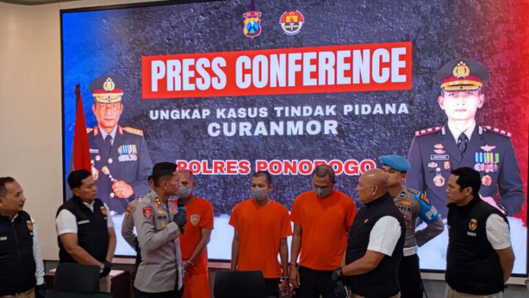Press release di Mapolres Ponorogo, setelah berhasil mengungkap kasus curanmor di mana pelaku tertangkap di Nganjuk. (Gema Surya/Yudi)