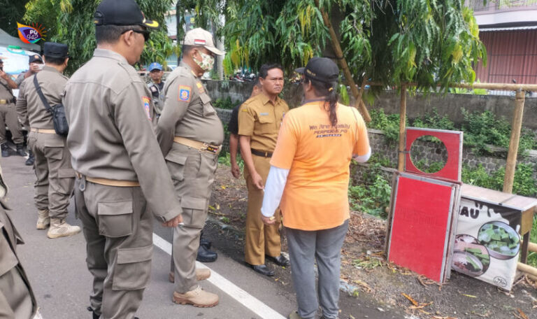 Terpaksa dibongkar oleh Satpol PP, karena tidak mengindahkan imbauan yang telah diberikan untuk para PKL di Jl. Ir. Juanda, Tonatan, Ponorogo. (Gema Surya/Yudi)