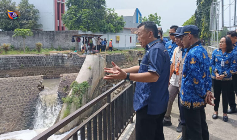 Sugiri Sancoko mengecek Dam Tambak Kemangi melihat perkembangan prosesnya. (Gema Surya/Yudi)