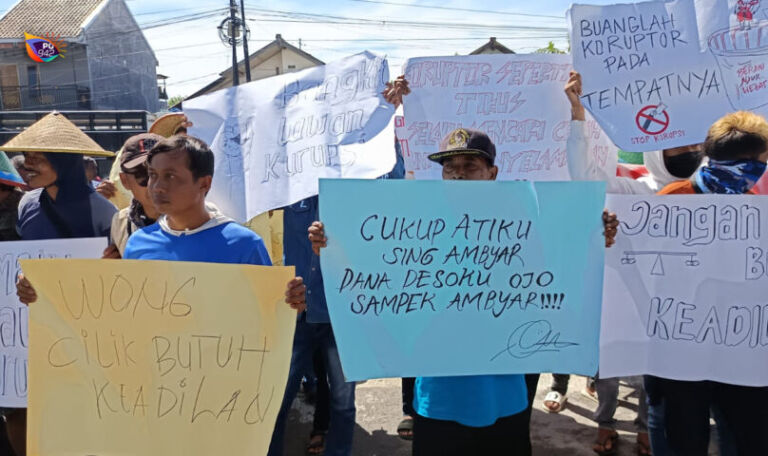 Ratusan warga mendatangi kantor Kejari Ponorogo, beberapa membawa spanduk berisi tuntutan. (Gema Surya/Yudi)