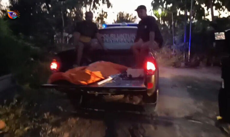 Jenazah dibawa pihak kepolisian pasca ditemukan di sungai Dusun Jayengranan, Desa Kranggan, Sukorejo, Ponorogo. (Gema Surya/Yudi)