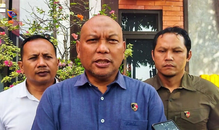 AKP Rudy Hidajanto, Kasat Reskrim Polres Ponorogo (tengah), dalam keterangannya kepada wartawan terkait kasus remaja yang meninggal saat latihan pencal silat. (Gema Surya/Yudi)