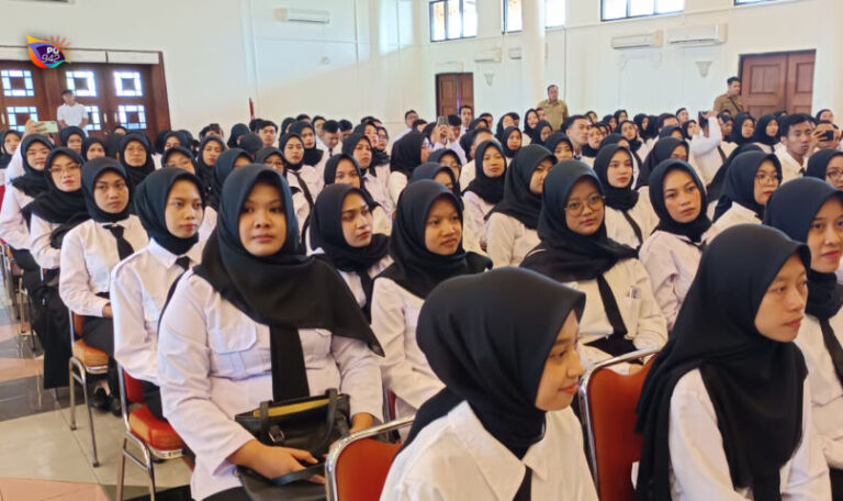 Bupati mewanti-wanti SK PNS agar tidak terburu digadaikan untuk hutang di bank. (Gema Surya/Yudi)