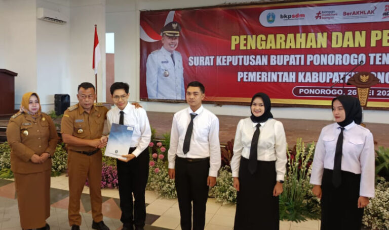 Penyerahan SK CPNS Senin oleh Bupati Sugiri Sancoko dan Wabup Lisdyarita, 26 Mei 2025 di Gedung Sasana Praja diikuti 308. (Gema Surya/Yudi)