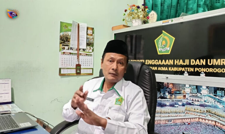 Marjuni, Kasi Penyelenggaraan Haji dan Umrah Kementerian Agama Ponorogo, menjelaskan perubahan jadwal pemulangan jemaah haji. (Foto/Dok. Gema Surya)