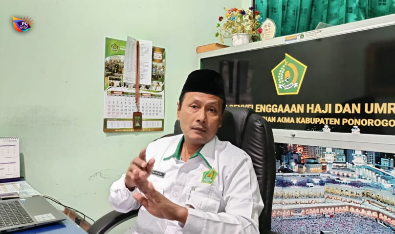 Marjuni, Kasi Penyelenggaraan Haji dan Umrah Kementerian Agama Ponorogo, menjelaskan calon jamaah haji ada yang belum dapat kloter. (Gema Surya/Yudi)