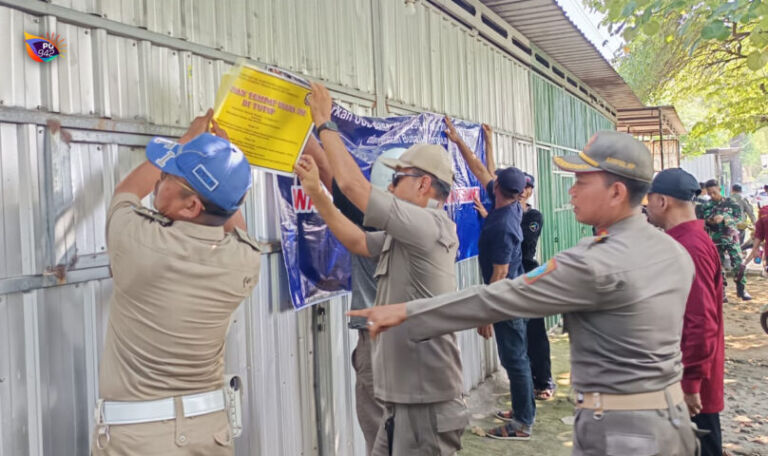 Terpaksa disegel, setelah surat peringatan diabaikan dan melanggar kesepakatan awal. (Gema Surya/Yudi)