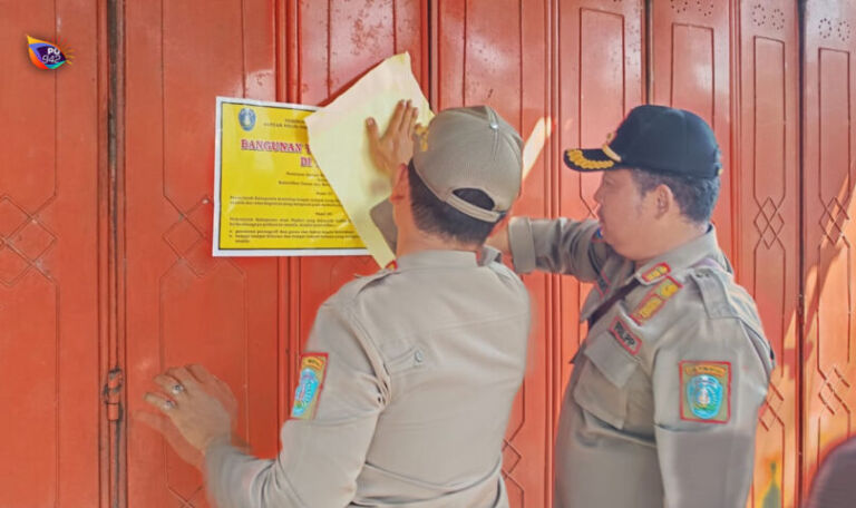 Satpol PP Ponorogo terlihat sedang menyegel warung yang diduga sebagai ajang prostitusi di sekitaran Jalan Jabung - Siman. (Gema Surya/Yudi)