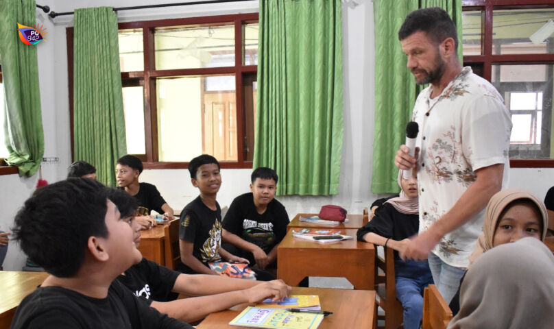 Kegiatan English Camp yang langsung dimentori profesional yang kompeten. (Dok. SMPN 4 Ponorogo)