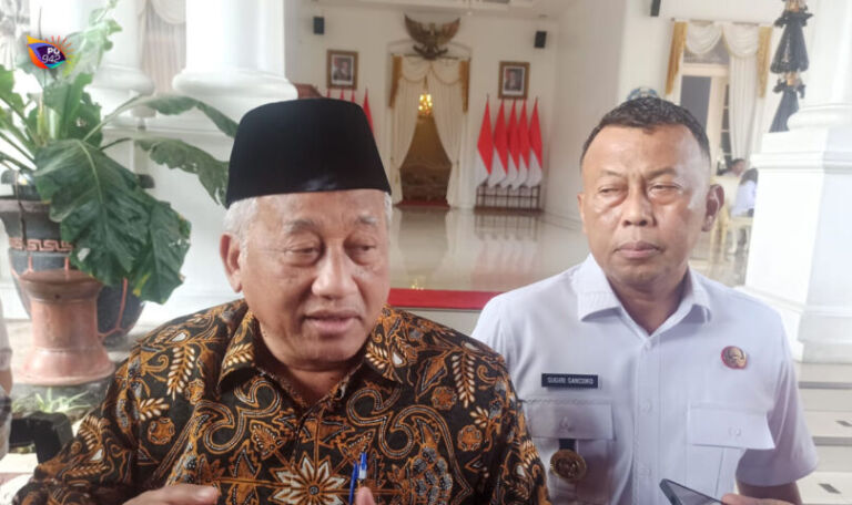 Prof. Mohammad Nuh, Ketua Tim Formatur Sekolah Rakyat saat berkunjung ke Ponorogo. (Gema Surya/Yudi)