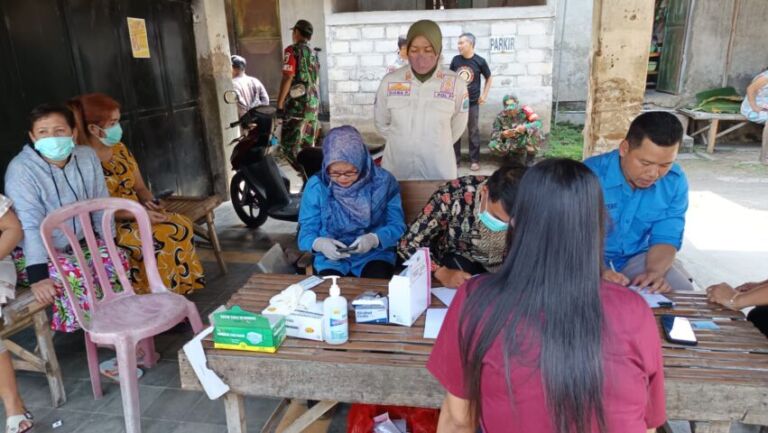Skrining gencar dilakukan oleh petugas gabungan Satpol PP dan Dinas Kesehatan terhadap pekerja di Pasar Janti, Ngrupit, Jenangan. (Gema Surya/Yudi)