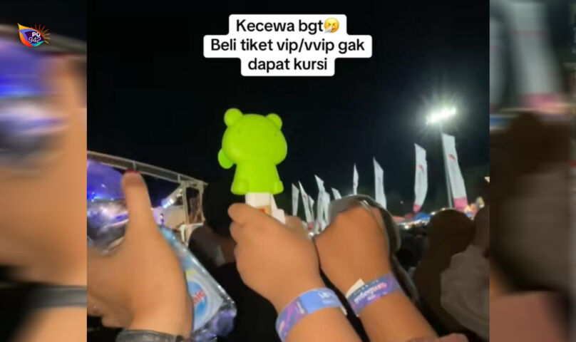 Sudah kantongi tiket VIP/VVIP tapi masih tak tadap tempat duduk, penonton kecewa dengan panitia. (TikTok/Kajasminn)