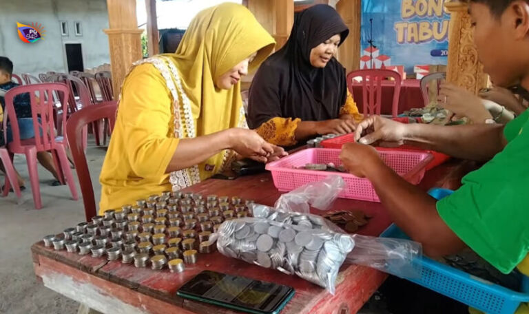 Panitia sedang menghitung uang dari celengan peserta. (Gambar/Barno)