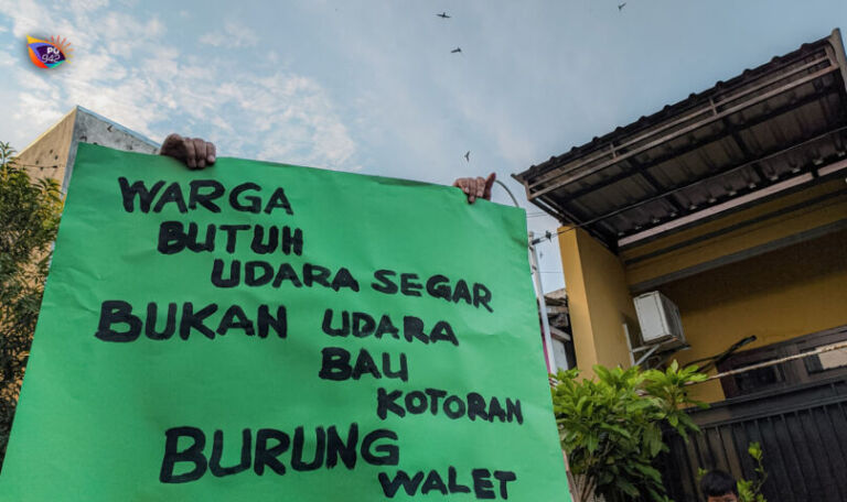 Warga Perumda RT 07/ RW 01 demo di depan rumah yang dijadikan sarang walet. Warga sudah resah karena bau kotoran yang mengganggu dan mengotori lingkungan mereka. (Foto/Dok. Gema Surya)