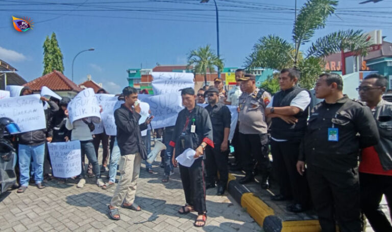 Pemuda Peduli Ponorogo lakukan aksi demo di depan RSUD dr. Harjono. Beberapa tuntutan dibentangkan dalam poster yang mereka bawa. (Gema Surya/Yudi)