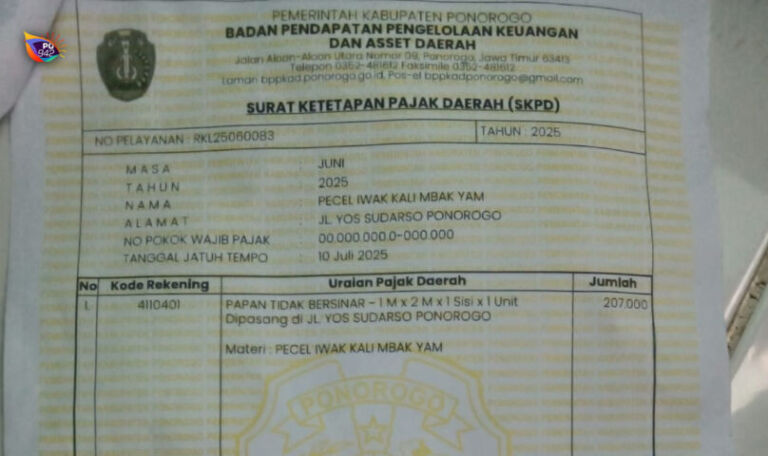Surat yang diterima pemilik warung nasi pecel Iwak Kali Mbak Yam, berisi tentang teribusi dan pajak. (Foto/Yuni)