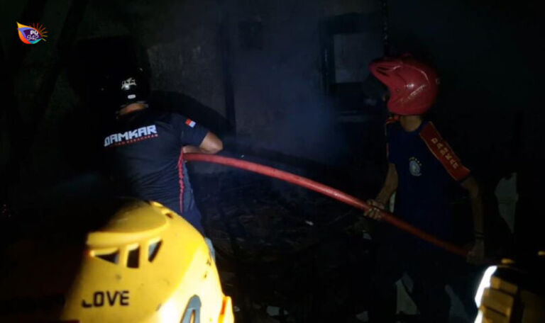 Tim Damkar memadamkan api di rumah Suparti , warga Desa Sidoharjo, Kecamatan Pulung. (Foto/Damkar Ponorogo)