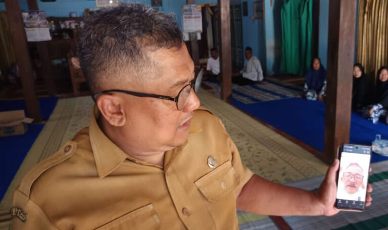 Jony Eko Ristianto, menantu almarhum sedang menunjukkan ketika sedang vidio call dengan Setyo Budi Mangun Dimun, pada Jumat (13/6/26). (Gema Surya/Yudi)