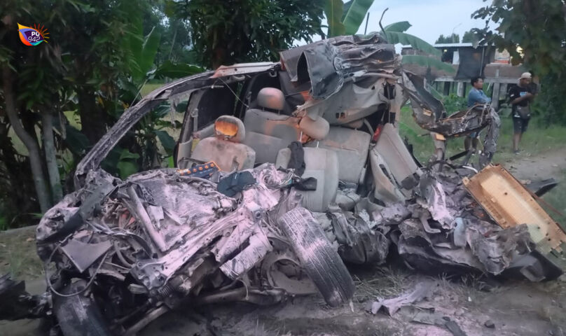 Hancur dan sempat terbakar di bagian kiri, mobil Avanza yang mengalai laka di Besuki, Sambit. (Foto/Istimewa)