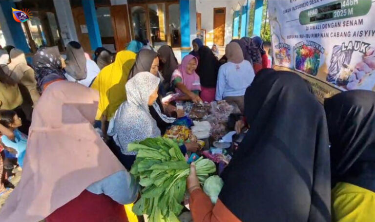 Kondisi pasar sedekah yang diserbu pengunjung dari berbagai daerah yang turut meramaikan acara. (Gema Surya/Yudi)