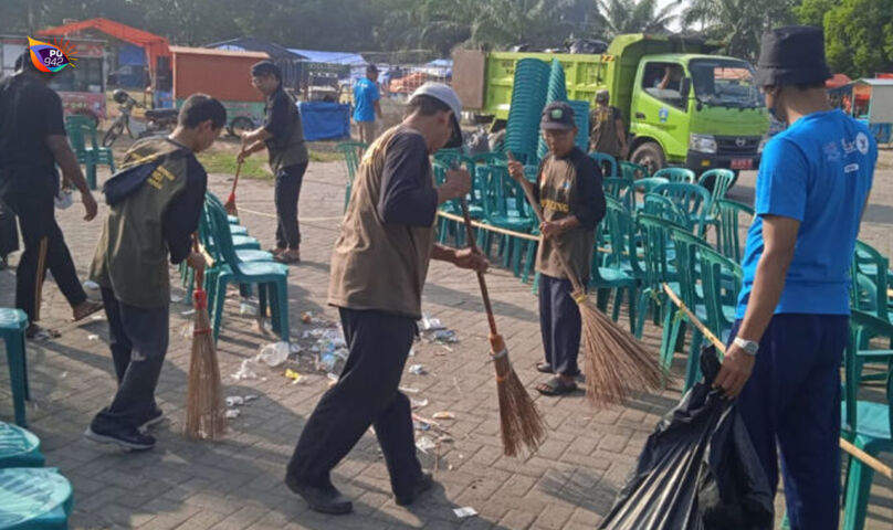 Pepeling membersihkan sampah-sampah seusai gelaran Grebeg Suro 2024 berlangsung. Di tahun 2025, mereka kembali menjadi salah satu garda terdepan dalam bersihkan sampah pasca Grebeg Suro. (Foto/Dok. Gema Surya)