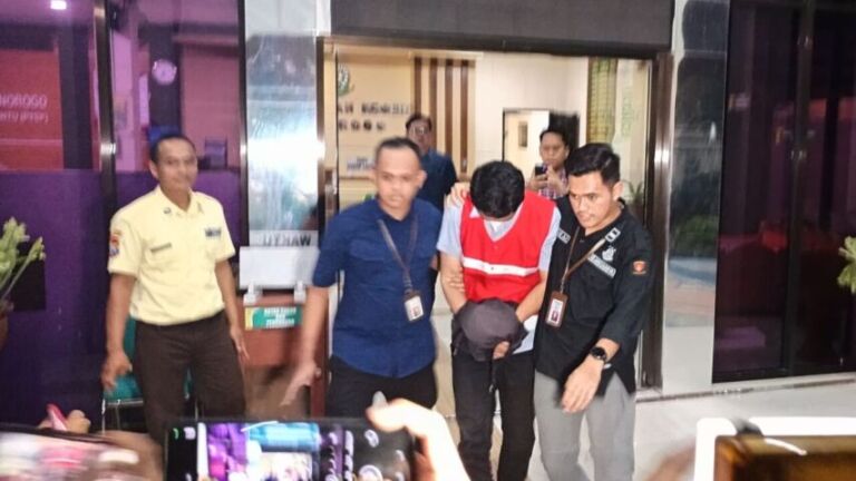 SPP langsung ditahan pasca diperiksa tim penyidik 8 jam pada Selasa (3/6/25). (Gema Surya/Yudi)