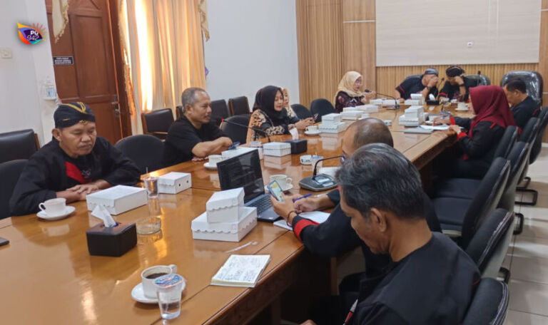 Komisi D DPRD Ponorogo telah menerima aduan dari masyarakat yang mengeluhkan adanya pungutan. (Gema Surya/Yudi)