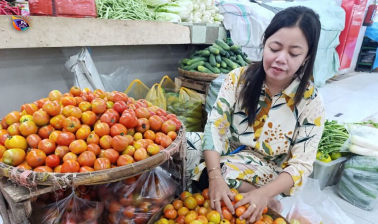 Harga tomat naik terus, bikin sektor usaha kuliner mengeluh. (Gema Surya/Yudi)