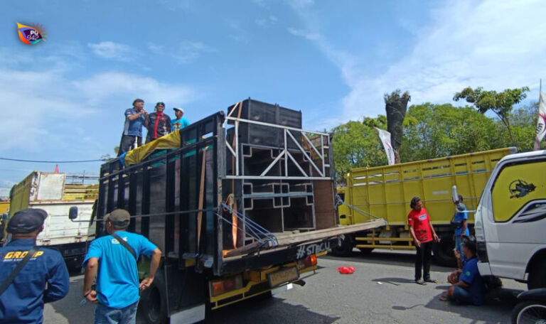 Para sopir truk melakukan aksi demo di depan Gedung DPRD Ponorogo yang terletak di Jl. Alun-alun Timur. (Gema Surya/Yudi)