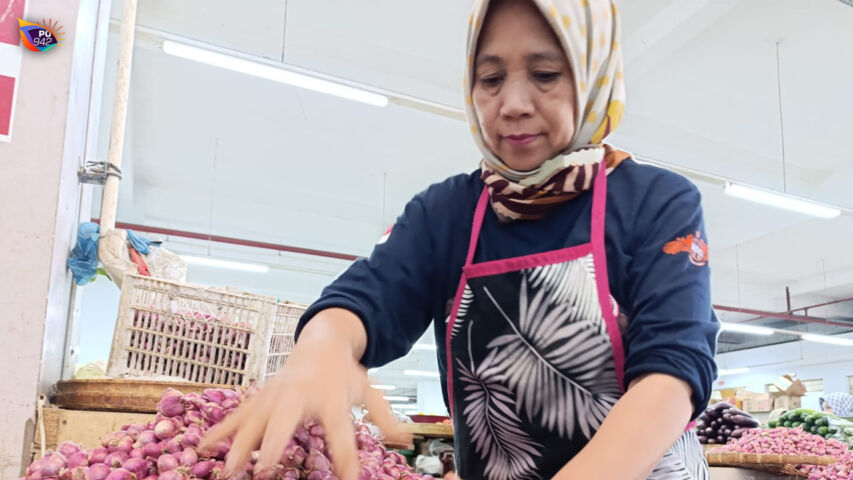 Bawang kualitas super di Pasar Legi tembus Rp60 ribu per kg karena keterbatasan stok. (Gema Surya/Yudi)