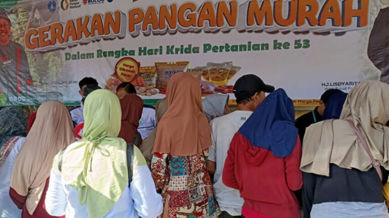 Diserbu masyarakat dan ludes dalam waktu yang singkat. (Gema Surya/Yudi)