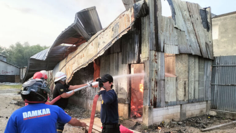 Petugas Damkar bahu-membahu memadamkan bekas gudang yang terbakar di Jl. DI Panjaitan, Kelurahan Purbosuman, Ponorogo. (Foto/Damkar Ponorogo)