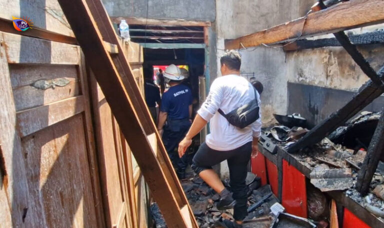 Kebakaran rumah milik Misiran, dapur dan ruang tengah ludes dilalap si jago merah. (Gema Surya/Yudi)