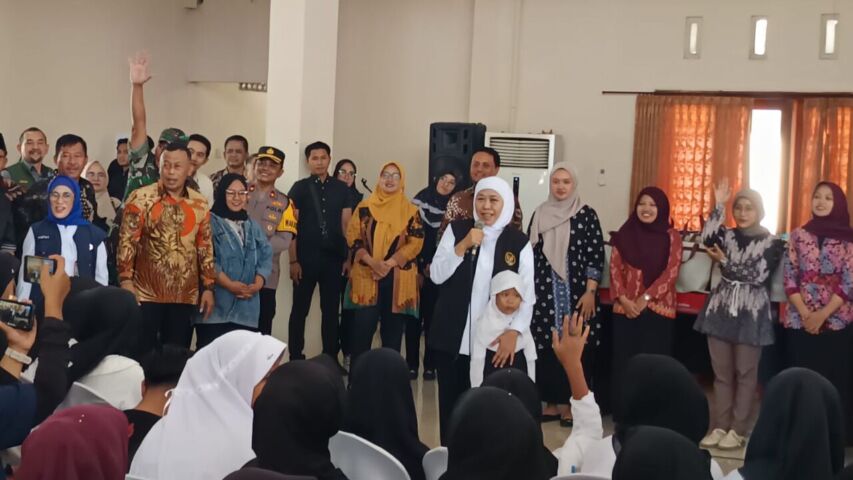 Khofifah terlihat akrab dengan salah satu murid Sekolah Rakyat, ia kemudian mengapresiasi SR yang ada di Ponorogo ini karena terintregasi jenjang pendidikannya. (Gema Surya/Yudi)