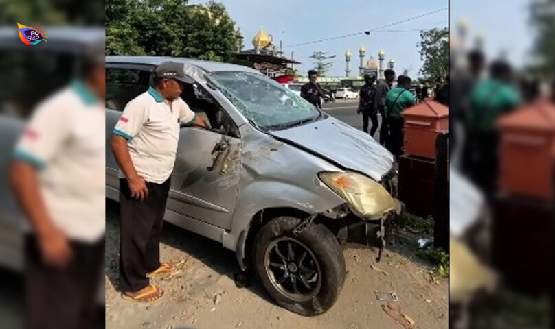 Tangkapan layar memperlihatkan kondisi mobil jenis MPV yang ringsek depannya.