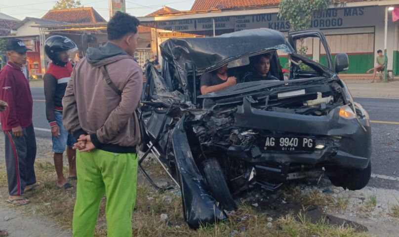 Ringsek, pikap yang terlibat laka di Jalan Ponorogo - Trenggalek KM 13–14. (Foto/Istimewa)