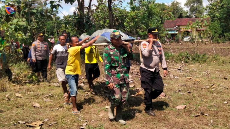 Jenazah dibawa Inafis Polres dan tenaga medis Puskesmas Balong, untuk kemudian diserahkan ke pihak keluarga. (Foto/Dok Polsek Balong)