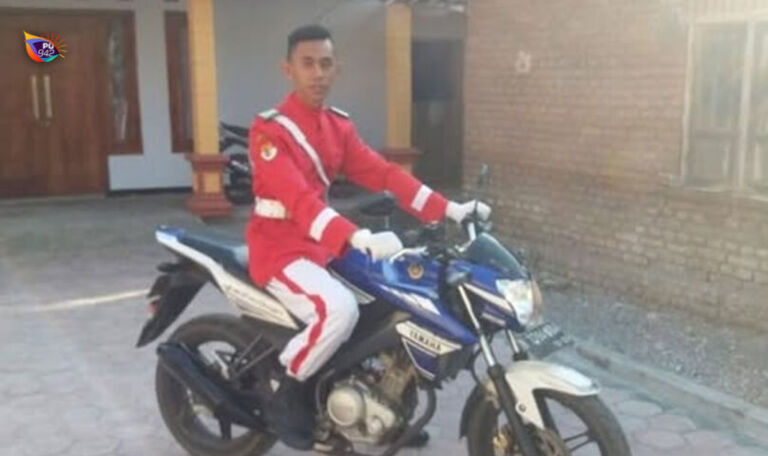 Almarhum Irwan (berfoto di atas sepeda motor) dikenal sebagai anak yang baik dan sangat aktif di lingkungan.