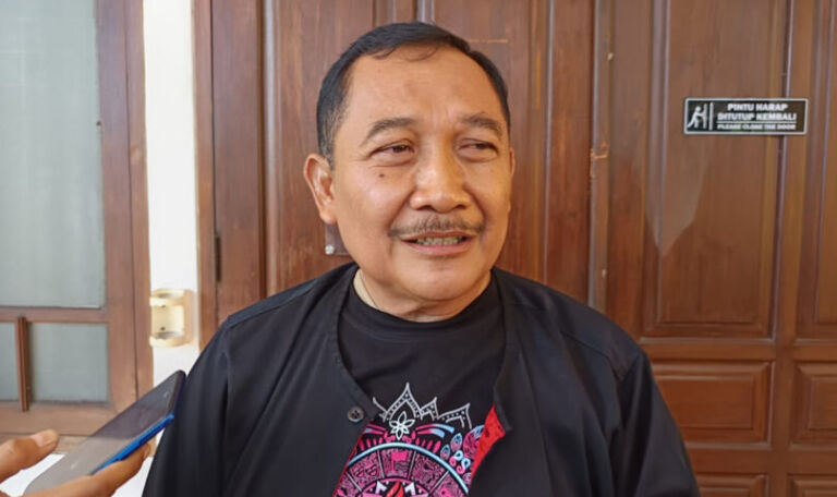 Nurhadi Hanuri, Kepala Dinas Pendidikan Kab. Ponorogo ketika dimintai keterangan terkait kesiapan SMP Negeri di tahun ajaran baru 2025/2026. (Gema Surya/Yudi)