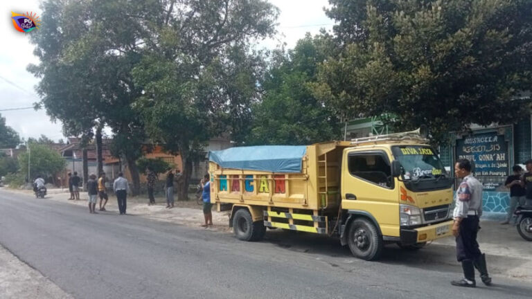 Diberhentikan paksa oleh petugas karena masih saja ngeyel, truk yang muatannya ODOL. (Foto/Istimewa)